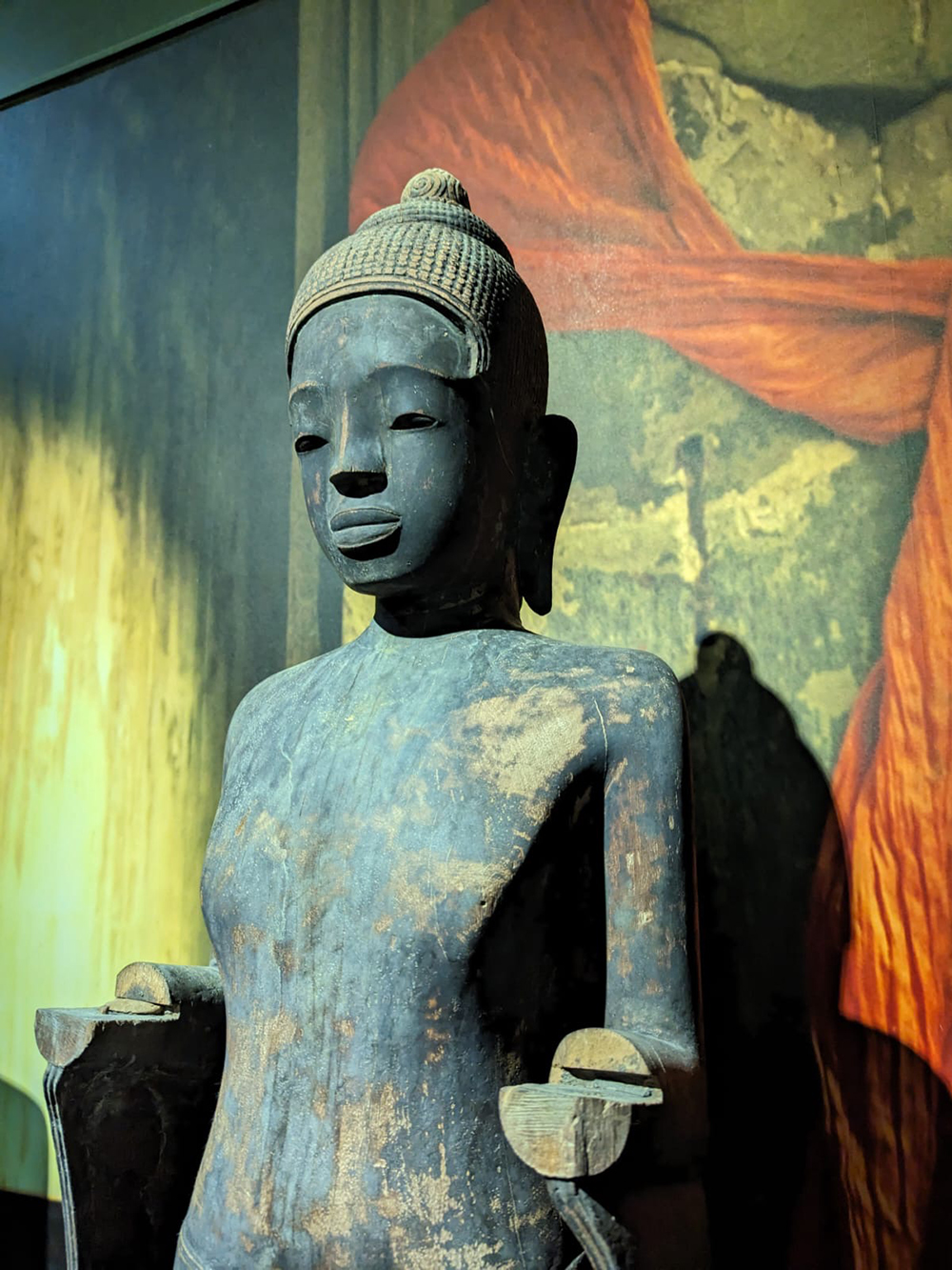 armless statue