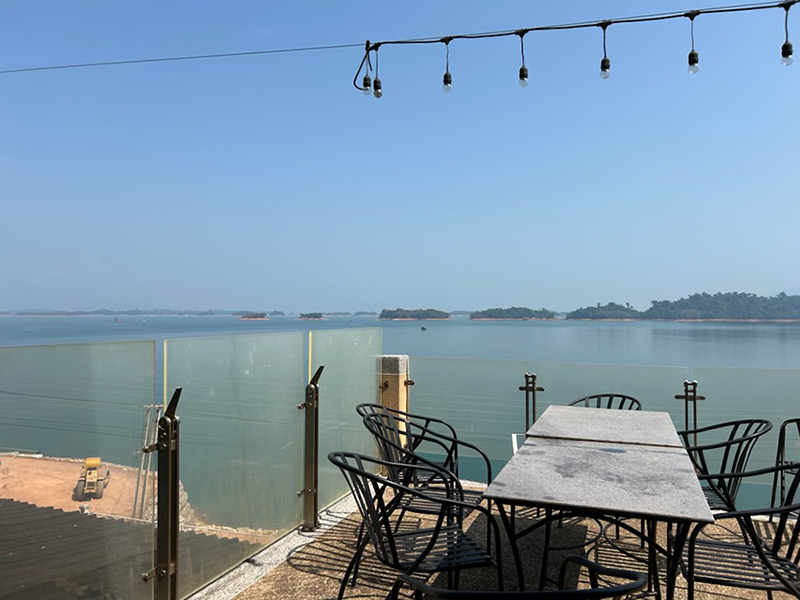 seaside lunch