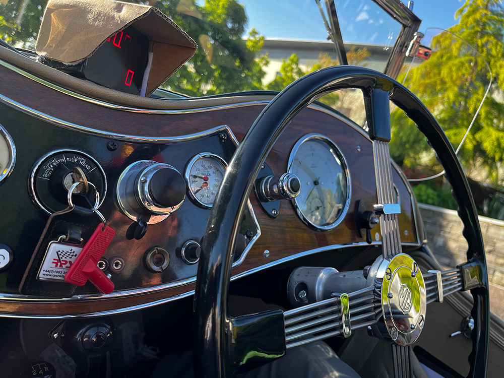 MG dash
